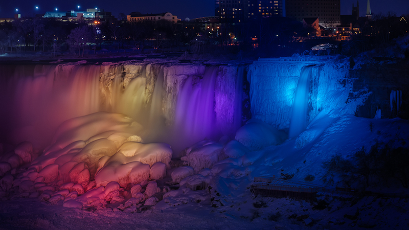 Illustration for article titled A frozen Niagara Falls light show looks like a magical wonderland